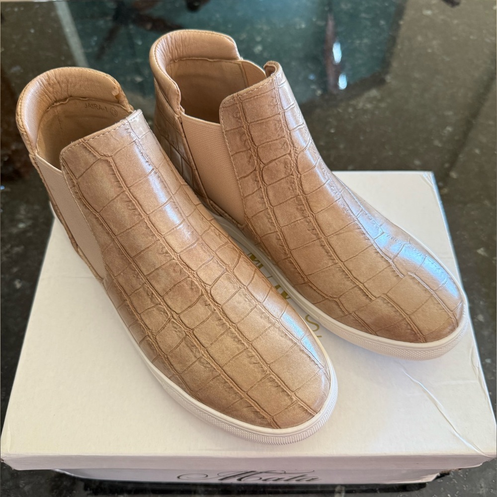Mata Shoes Beige Tan Faux Snake Skin Slip on Ankle Flats Booties Sneaker Sz 7.5